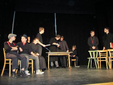 Oberstufe - Descartes Gymnasium ND spielt "Hexenjagd"